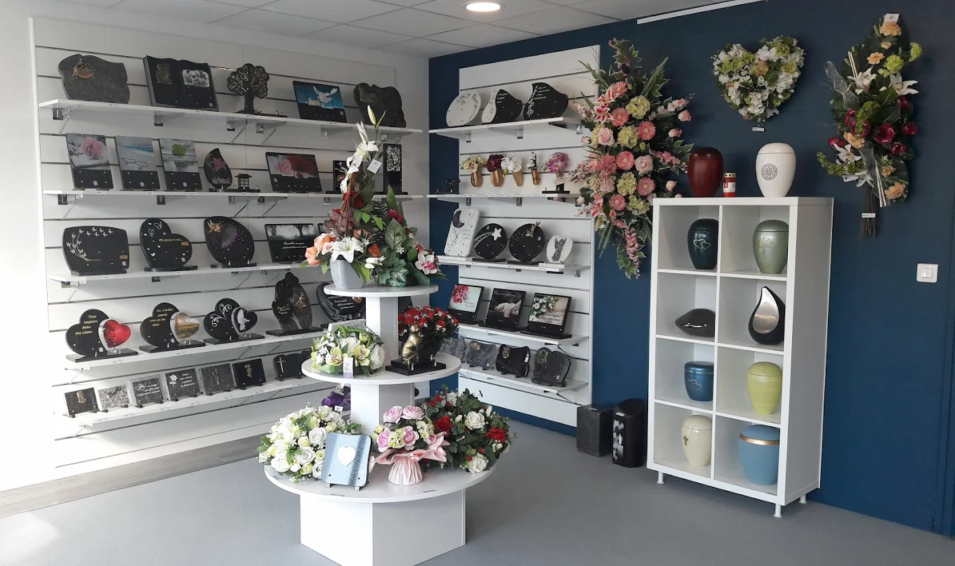 Présentation des plaques funéraires et compositions florales en agence